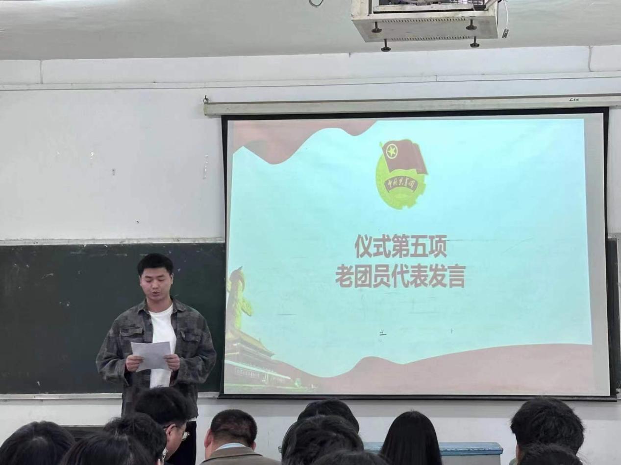 我校團(tuán)委舉辦第三期團(tuán)課結(jié)業(yè)典禮暨入團(tuán)儀式