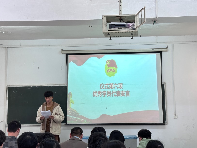 我校團(tuán)委舉辦第三期團(tuán)課結(jié)業(yè)典禮暨入團(tuán)儀式