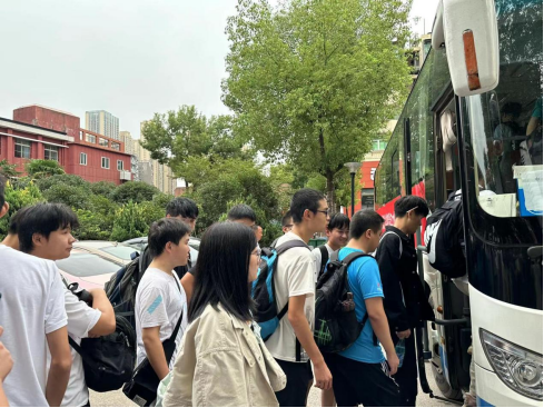 武科職學子開啟新征程:我院歡送學生赴企業(yè)實習就業(yè)! 武科職學子開啟新征程:我院歡送學生赴企業(yè)實習就業(yè)!