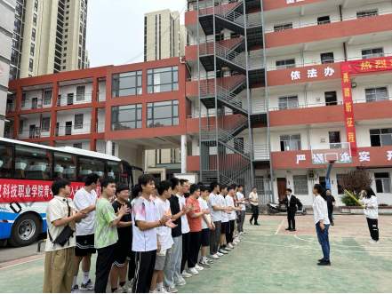 武科職學子開啟新征程:我院歡送學生赴企業(yè)實習就業(yè)! 武科職學子開啟新征程:我院歡送學生赴企業(yè)實習就業(yè)!