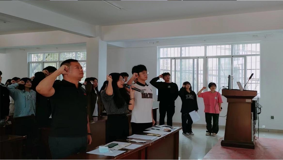 堅定不移跟黨走，青春奮進新征程 ——武漢科技職業學院第四期團課結業典禮暨入團儀式