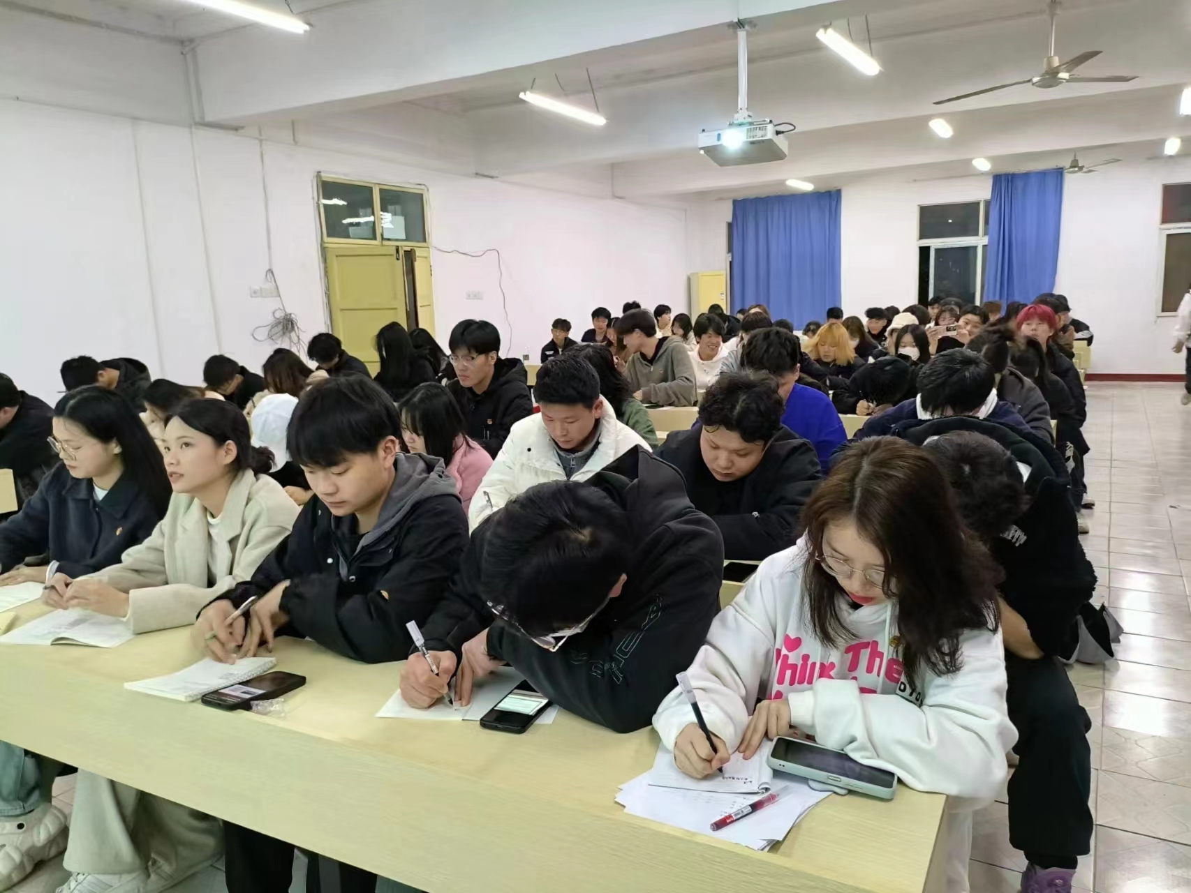 賡續雷鋒精神，爭做志愿先鋒