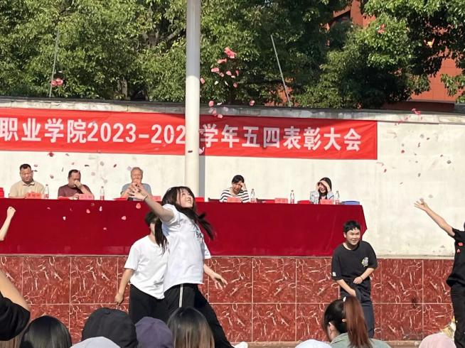 燃五四薪火,揚(yáng)青春風(fēng)采 燃五四薪火,揚(yáng)青春風(fēng)采