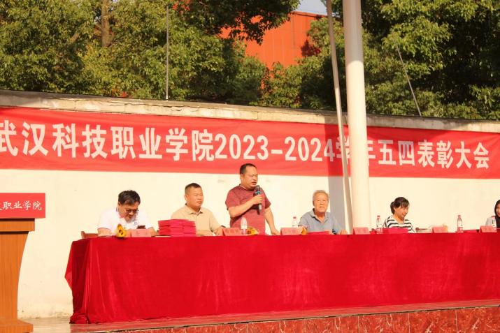 燃五四薪火,揚(yáng)青春風(fēng)采 燃五四薪火,揚(yáng)青春風(fēng)采
