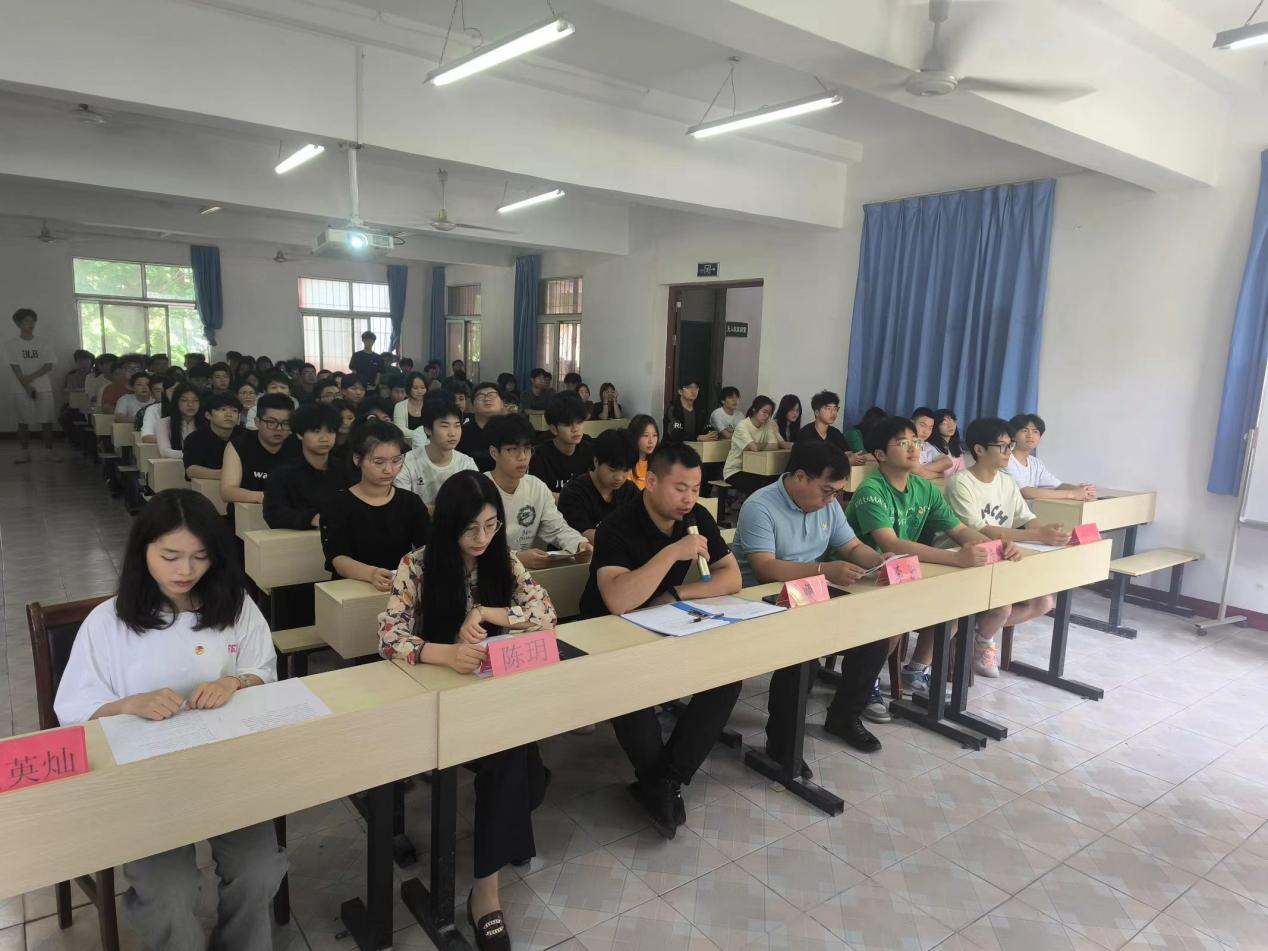 青春心向黨，奮斗新征程 ——武漢科技職業(yè)學(xué)院第五期團(tuán)課結(jié)業(yè)典禮暨入團(tuán)儀式