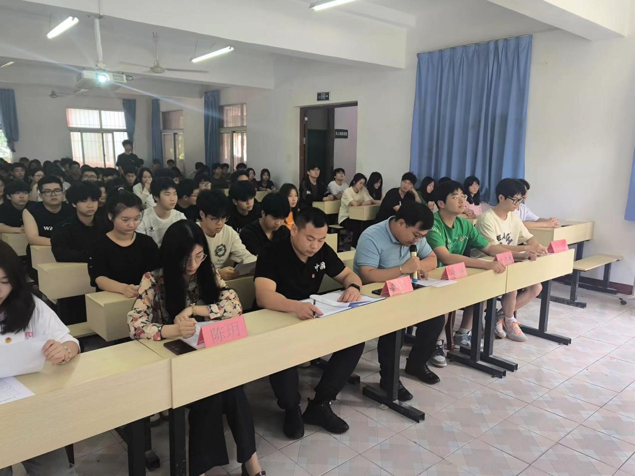 青春心向黨，奮斗新征程 ——武漢科技職業(yè)學(xué)院第五期團(tuán)課結(jié)業(yè)典禮暨入團(tuán)儀式