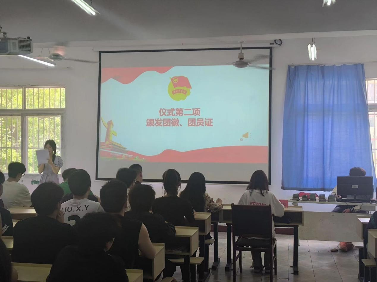 青春心向黨，奮斗新征程 ——武漢科技職業(yè)學(xué)院第五期團(tuán)課結(jié)業(yè)典禮暨入團(tuán)儀式