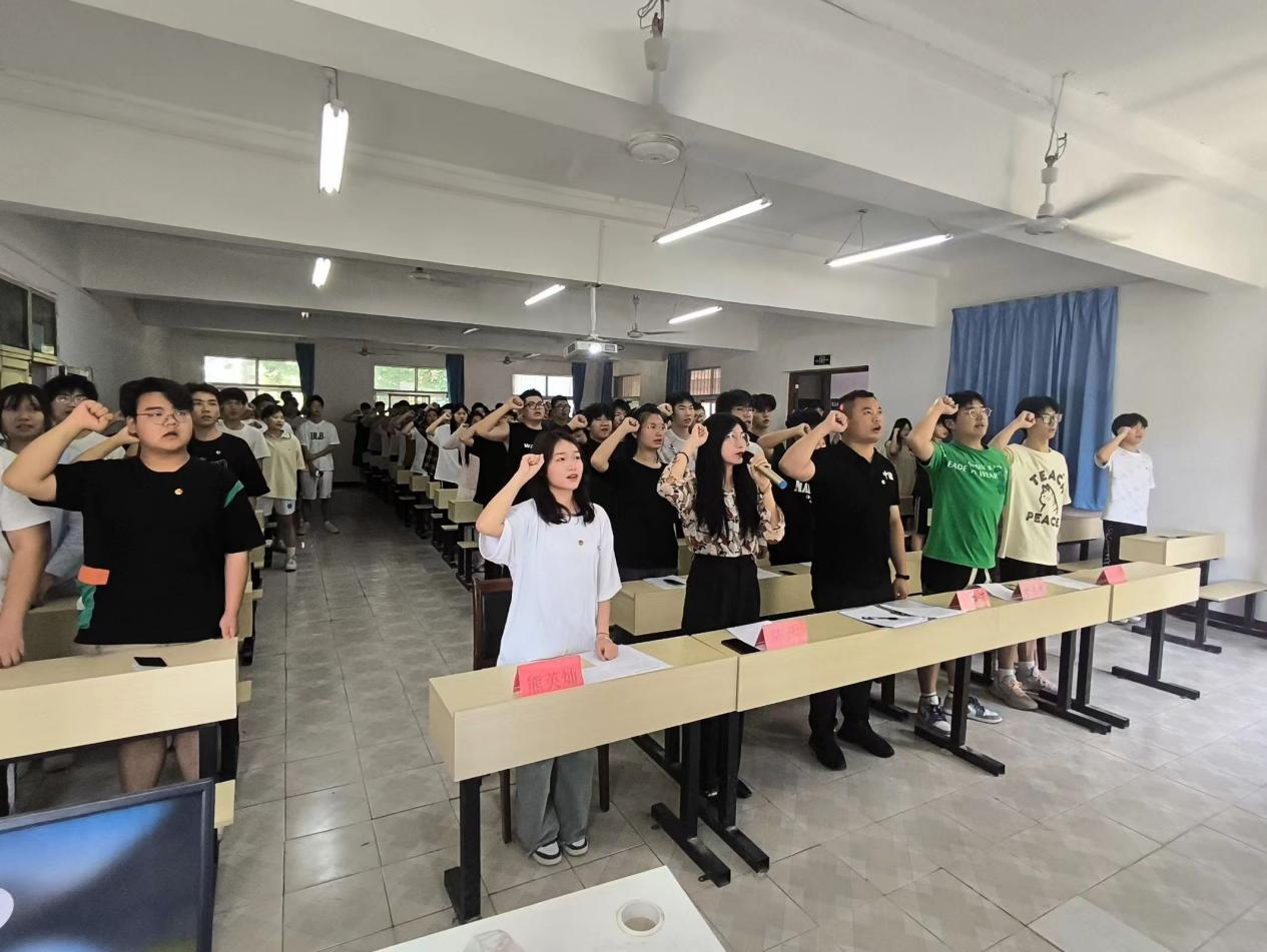 青春心向黨，奮斗新征程 ——武漢科技職業(yè)學(xué)院第五期團(tuán)課結(jié)業(yè)典禮暨入團(tuán)儀式