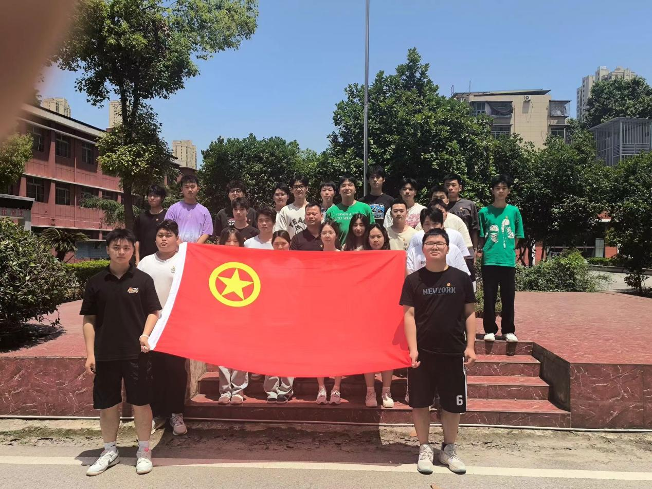 青春心向黨，奮斗新征程 ——武漢科技職業(yè)學(xué)院第五期團(tuán)課結(jié)業(yè)典禮暨入團(tuán)儀式