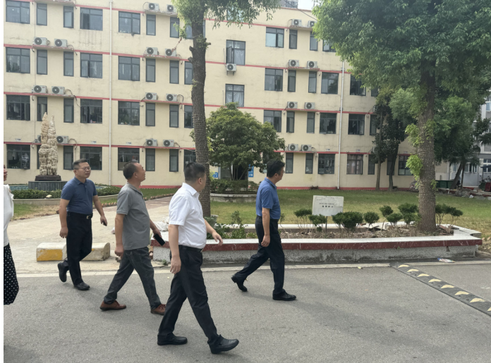 武漢市教育局領(lǐng)導(dǎo)實(shí)地指導(dǎo)我校開學(xué)迎新準(zhǔn)備工作