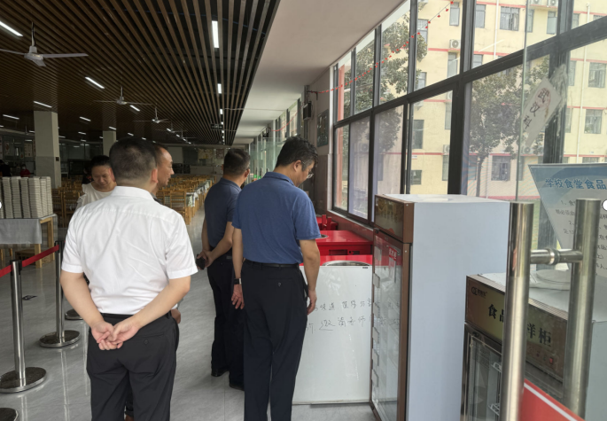 武漢市教育局領(lǐng)導(dǎo)實(shí)地指導(dǎo)我校開學(xué)迎新準(zhǔn)備工作