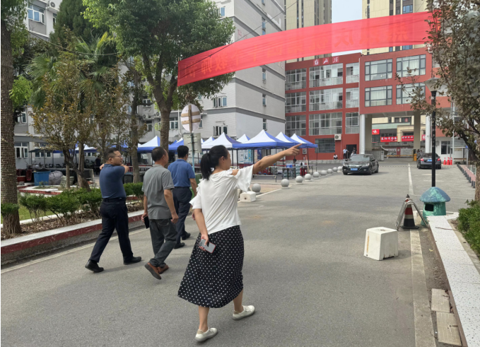 武漢市教育局領(lǐng)導(dǎo)實(shí)地指導(dǎo)我校開學(xué)迎新準(zhǔn)備工作