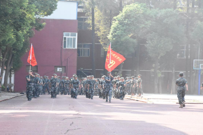 武漢科技職業學院舉行2024級新生開學典禮暨軍訓結營儀式