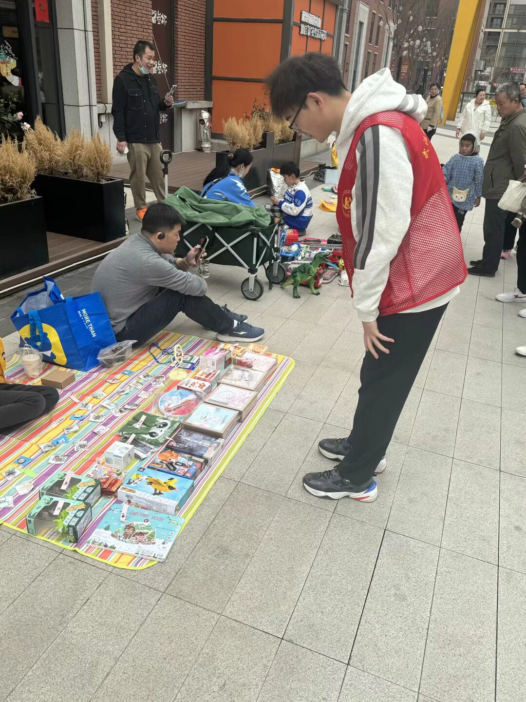 弘揚雷鋒精神，爭做時代新人