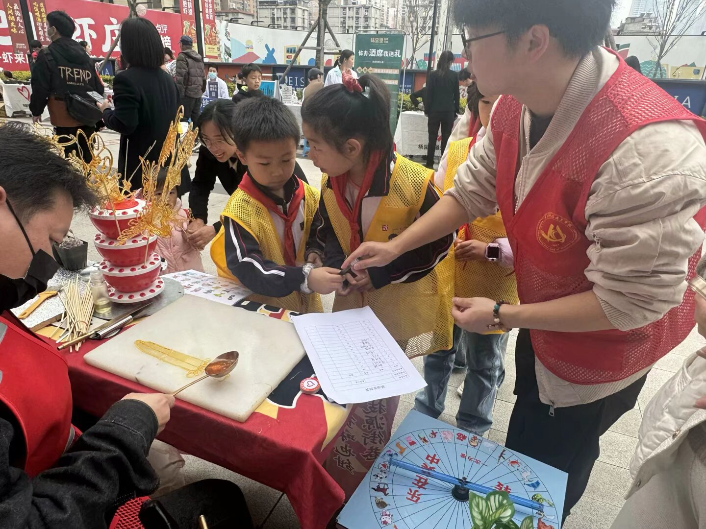 弘揚雷鋒精神，爭做時代新人