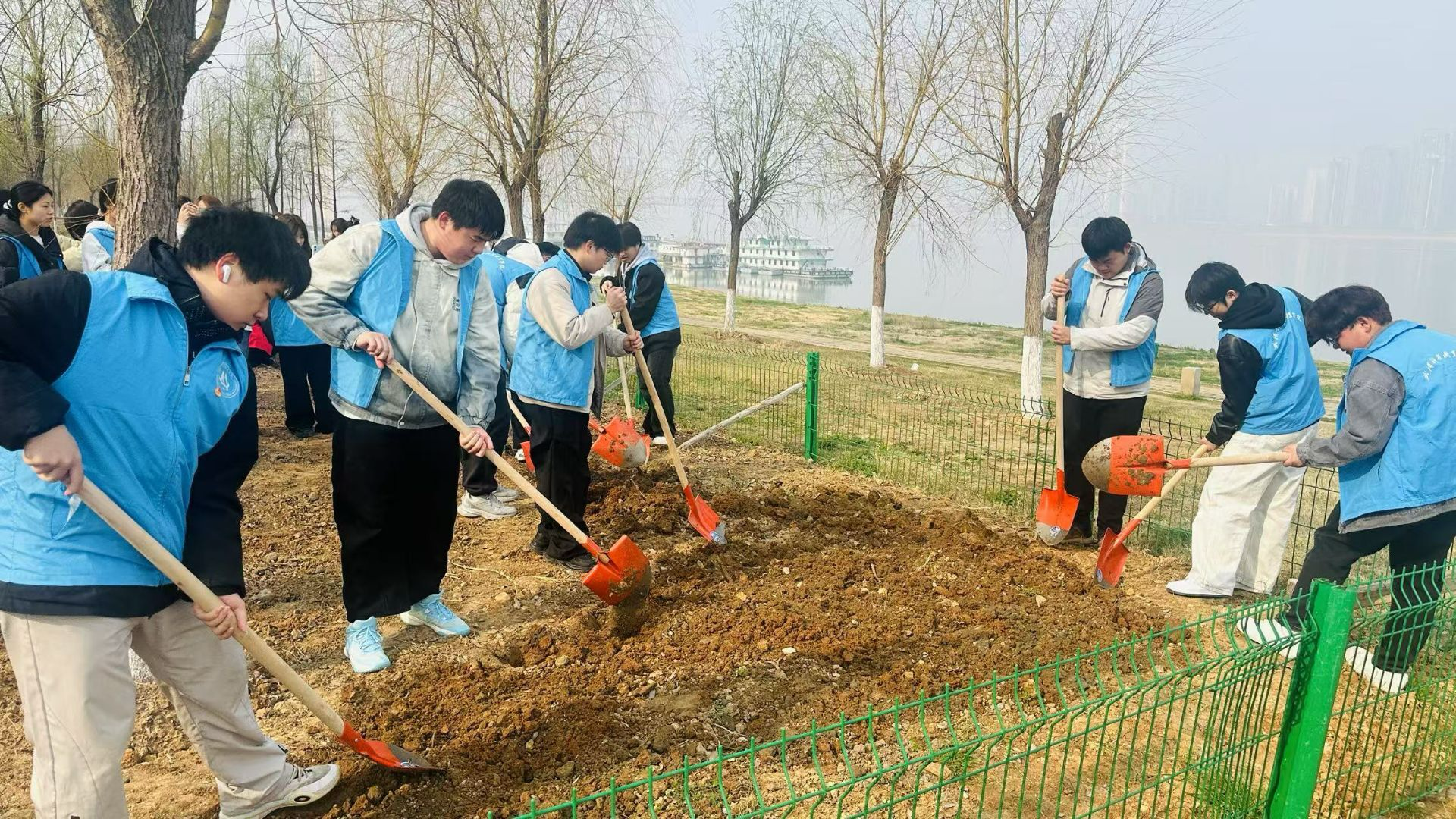 弘揚雷鋒精神，爭做時代新人