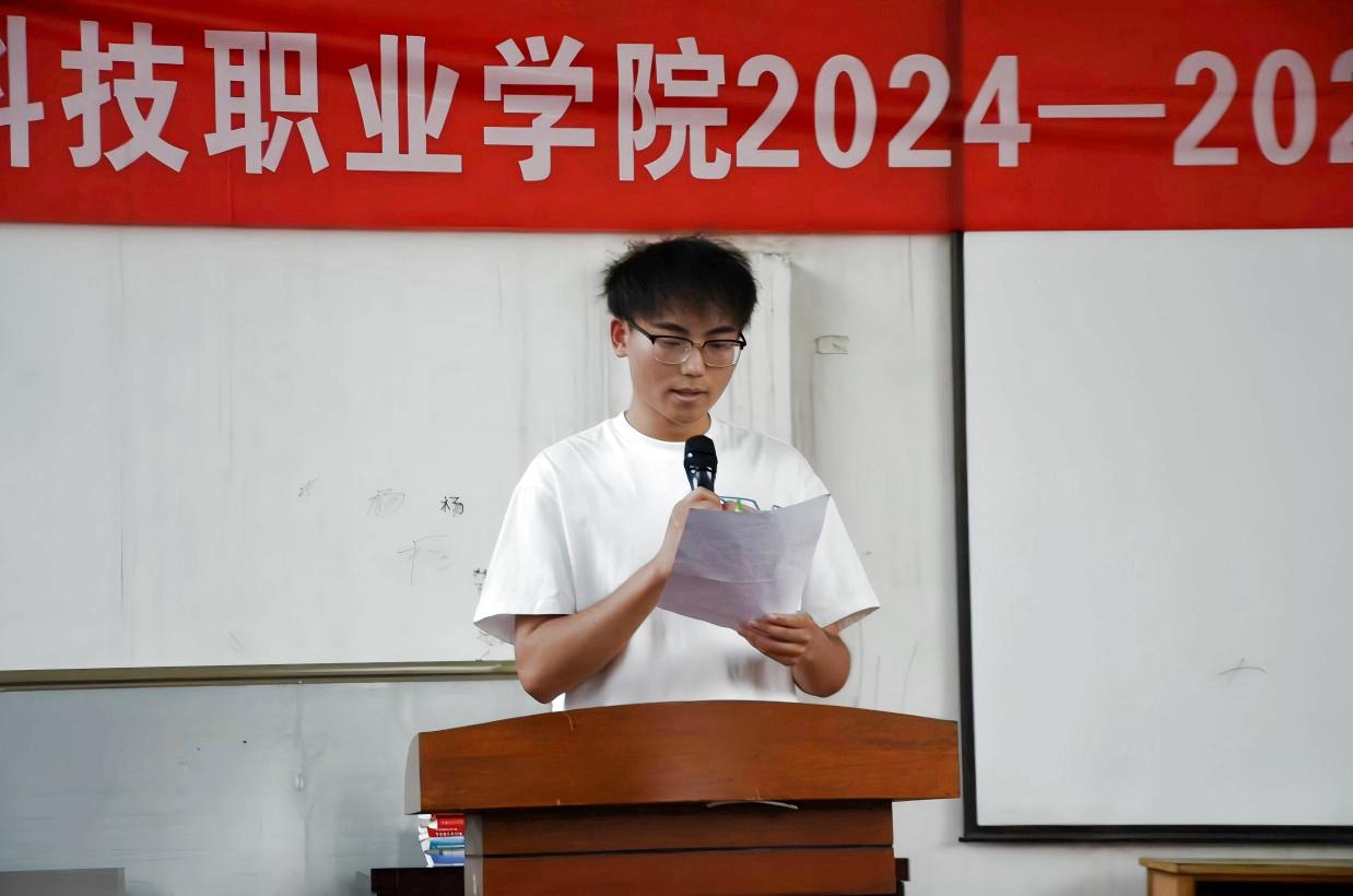 以青春之名，赴時代之約 ——武漢科技職業學院2024-2025學年“五四”表彰大會暨文藝匯演隆重舉辦