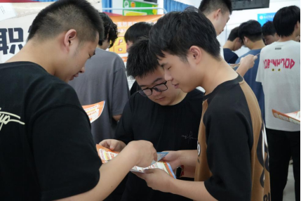 畢業進行時,就業零距離: 武漢科技職業學院畢業證領取日巧設就業直通車 畢業進行時,就業零距離: 武漢科技職業學院畢業證領取日巧設就業直通車