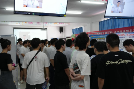 畢業進行時,就業零距離: 武漢科技職業學院畢業證領取日巧設就業直通車 畢業進行時,就業零距離: 武漢科技職業學院畢業證領取日巧設就業直通車