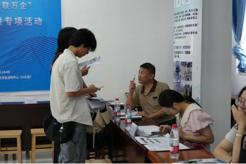 畢業進行時,就業零距離: 武漢科技職業學院畢業證領取日巧設就業直通車 畢業進行時,就業零距離: 武漢科技職業學院畢業證領取日巧設就業直通車
