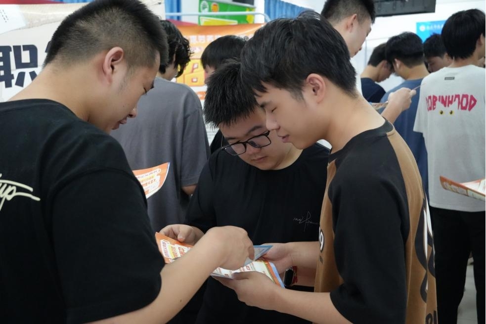 畢業進行時，就業零距離:  武漢科技職業學院畢業證領取日巧設就業直通車