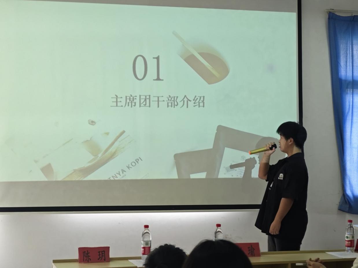 述往知來(lái)?yè)?dān)使命，凝心聚力啟新程