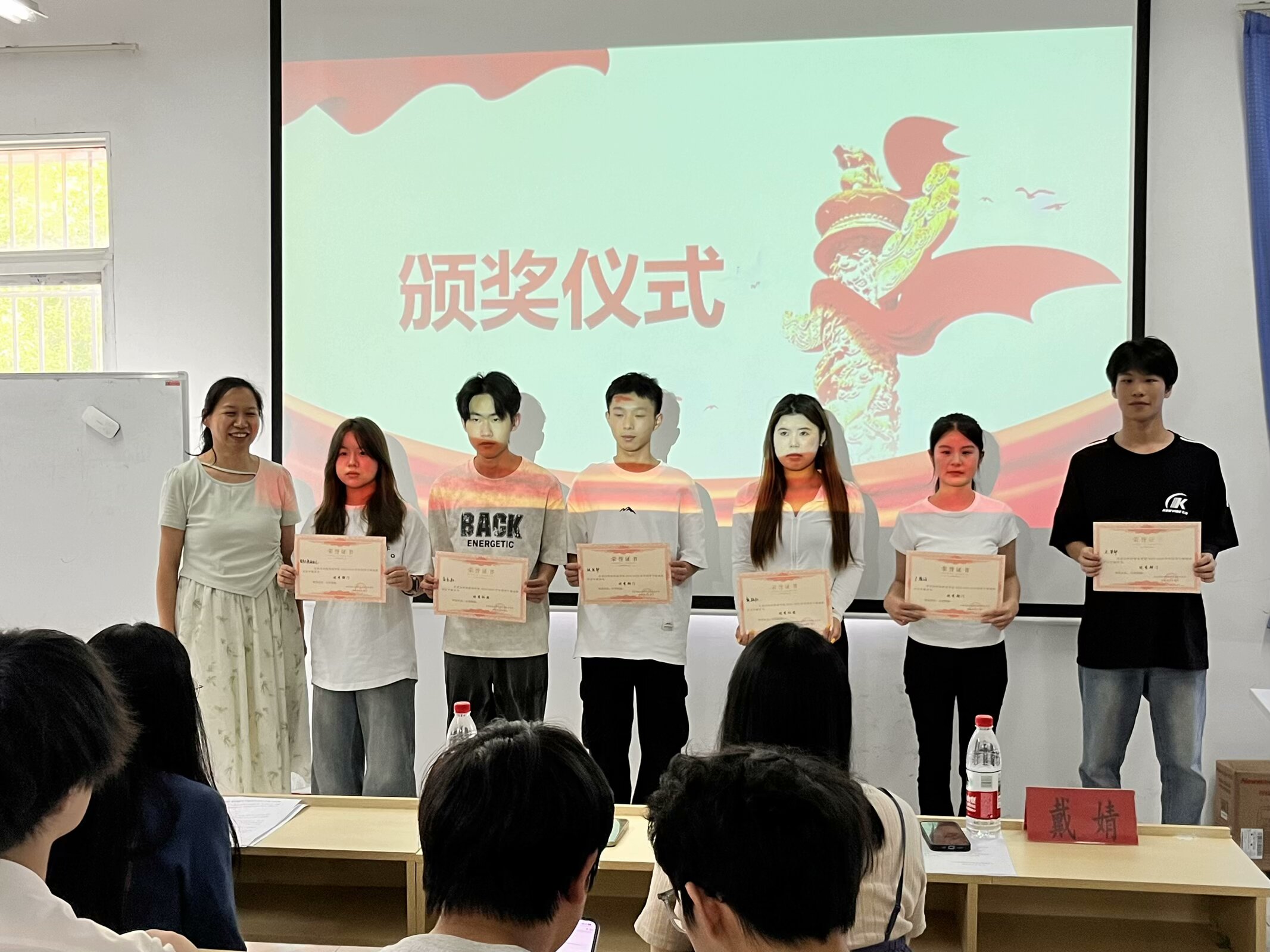 述往知來(lái)?yè)?dān)使命，凝心聚力啟新程