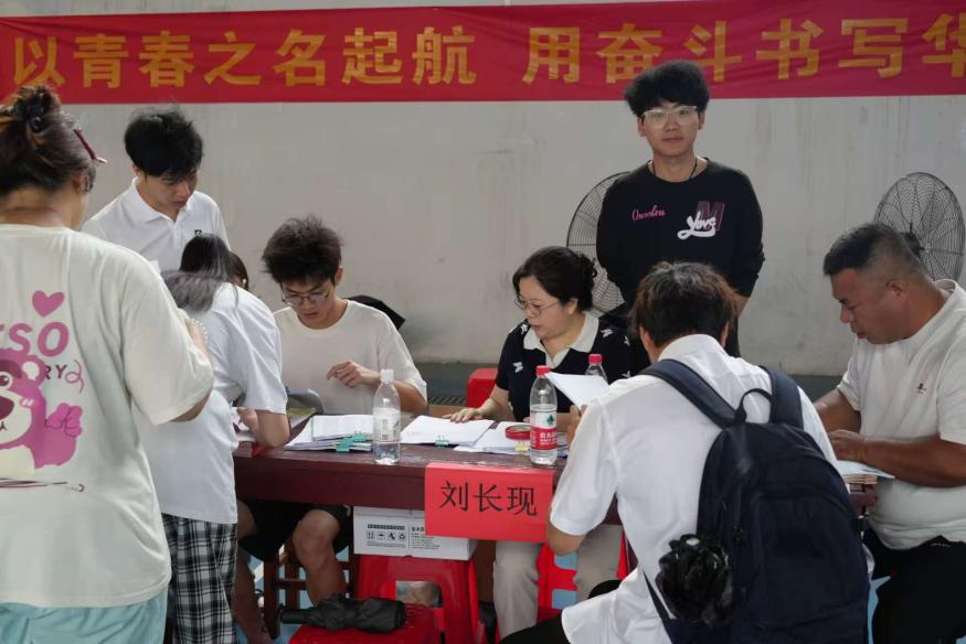 青春啟航 夢想綻放——武漢科技職業學院2025屆畢業季