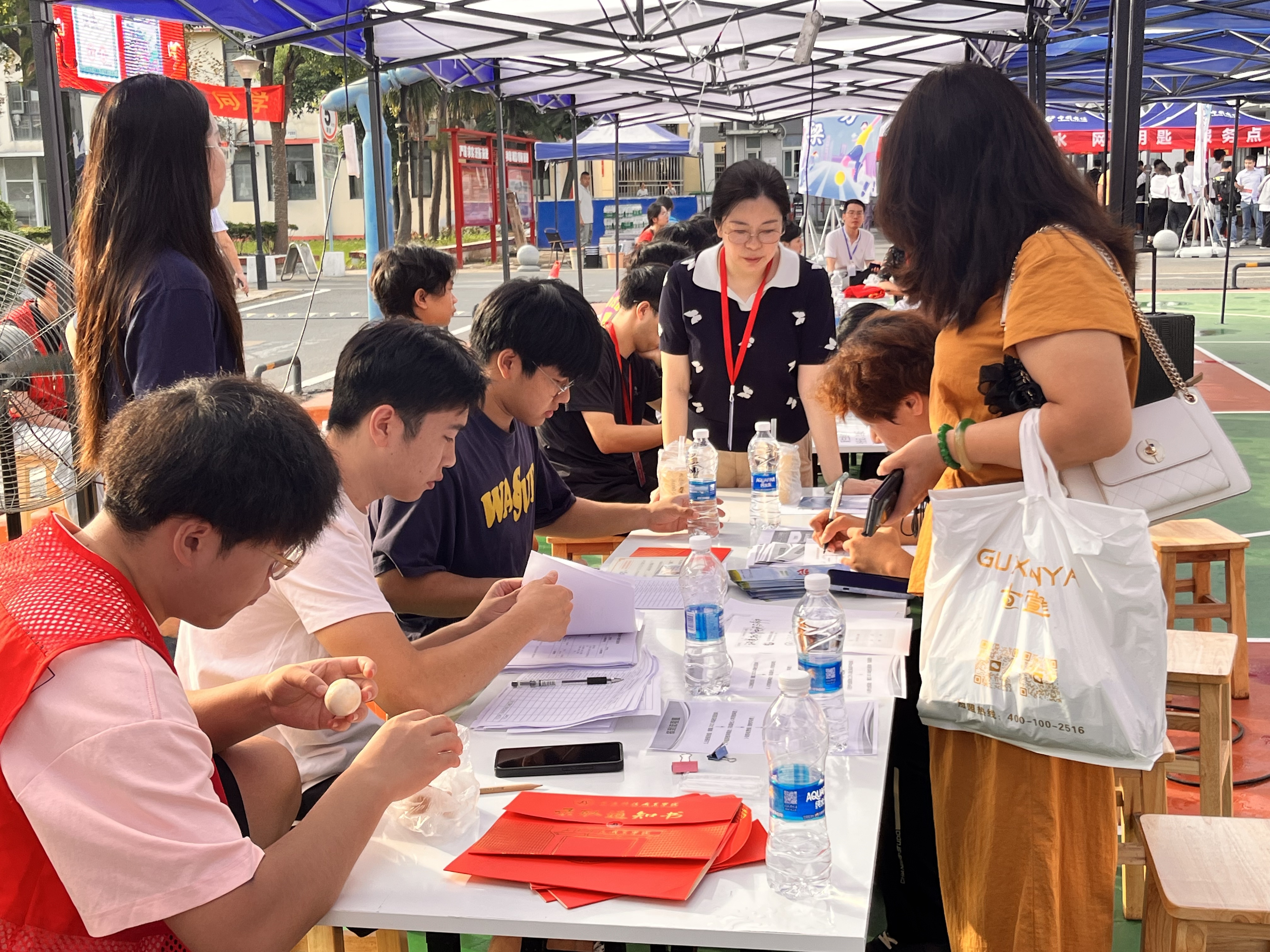 以心迎新，共赴星海——武漢科技職業(yè)學(xué)院圓滿完成2025級(jí)新生迎接工作