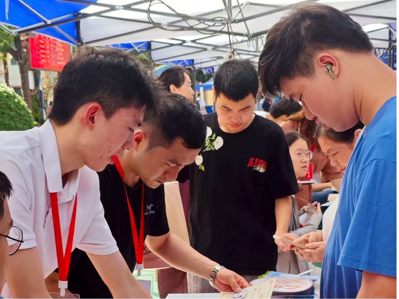 以心迎新，共赴星海——武漢科技職業(yè)學(xué)院圓滿完成2025級(jí)新生迎接工作