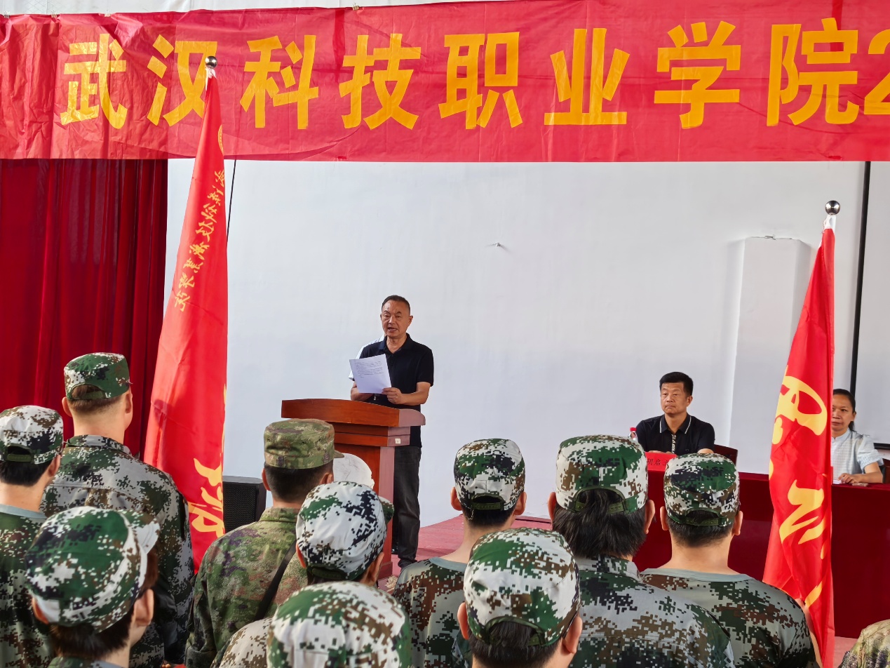武漢科技職業(yè)學(xué)院2025年新生軍訓(xùn)正式開(kāi)營(yíng)——錚錚青春正步走，意氣風(fēng)發(fā)戎裝顏