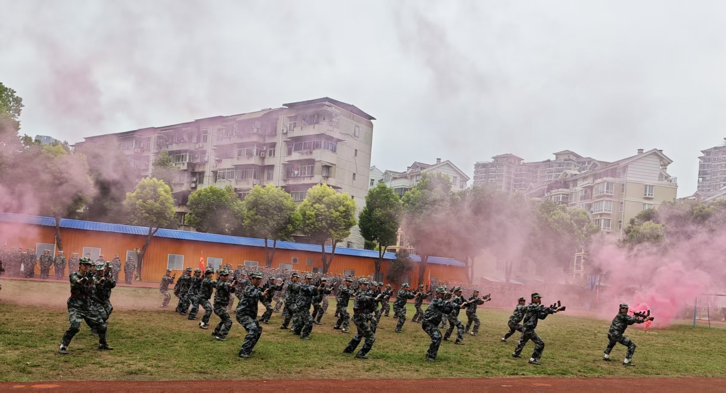 武漢科技職業學院隆重舉行2025級新生軍訓總結表彰大會