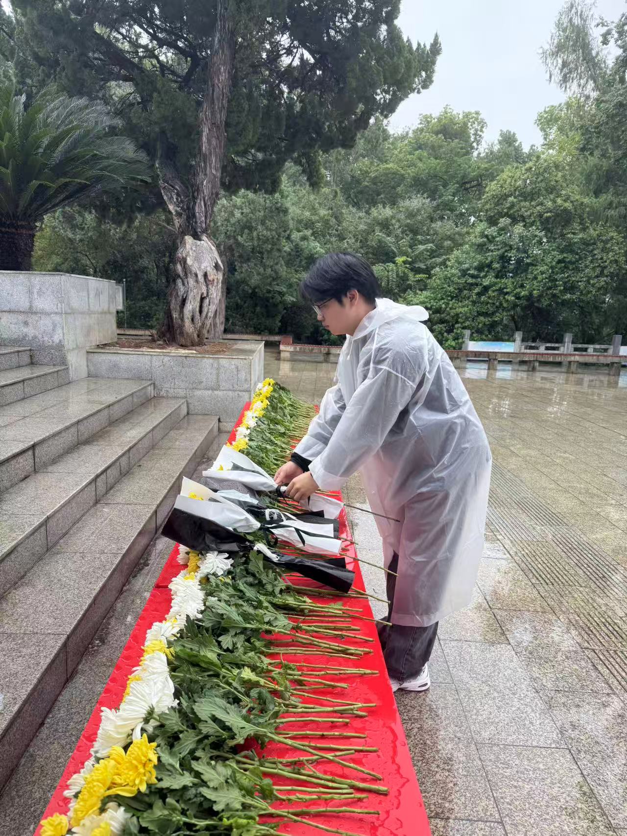 風雨寄哀思，精神永傳承 ——我院師生赴施洋烈士陵園開展祭掃活動