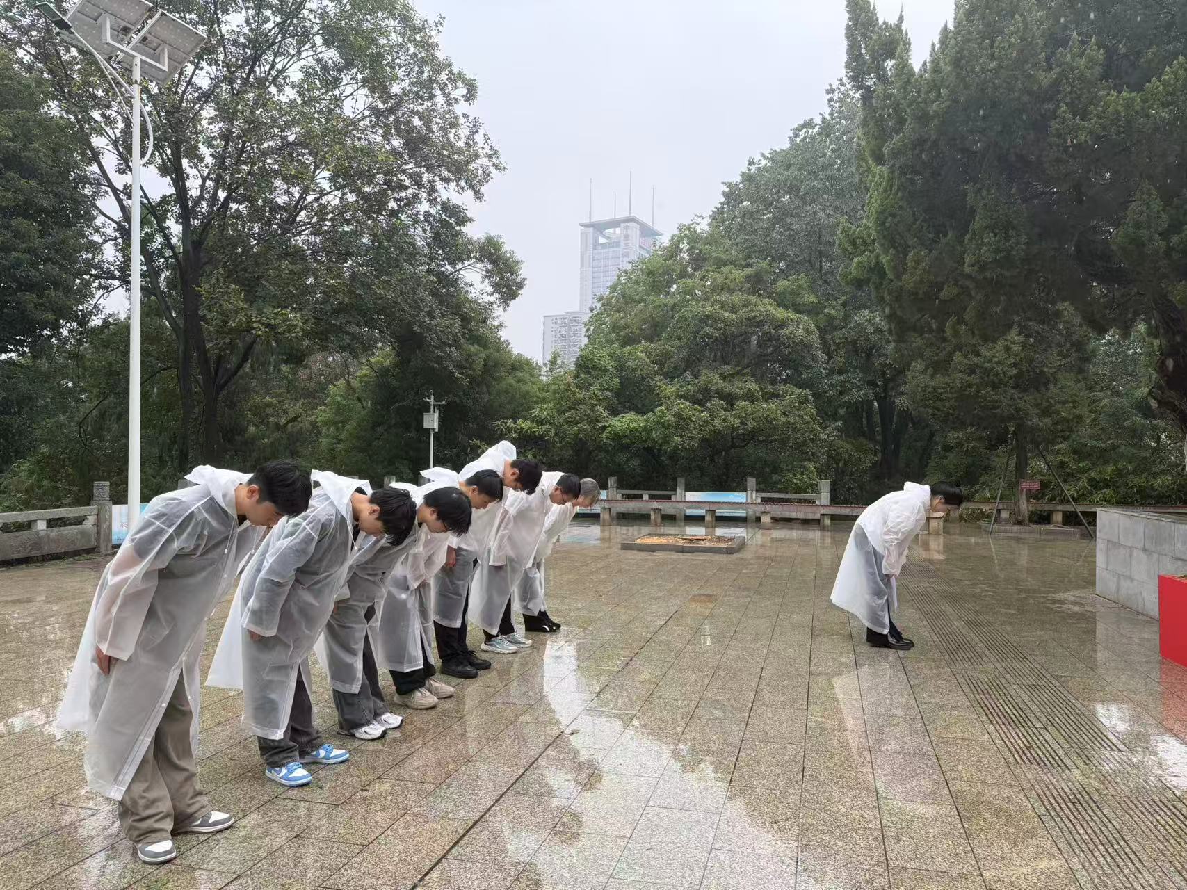 風雨寄哀思，精神永傳承 ——我院師生赴施洋烈士陵園開展祭掃活動