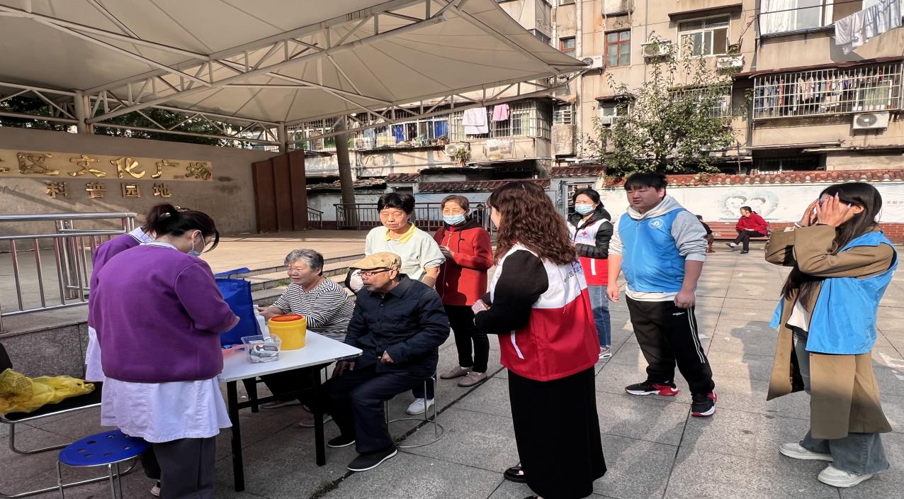 情暖重陽，枕護(hù)安康——武漢科技職業(yè)學(xué)院志愿者與長者共制艾草腰枕，樂享健康陽光