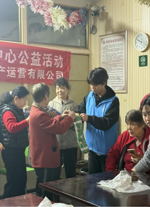 情暖重陽，枕護(hù)安康——武漢科技職業(yè)學(xué)院志愿者與長者共制艾草腰枕，樂享健康陽光