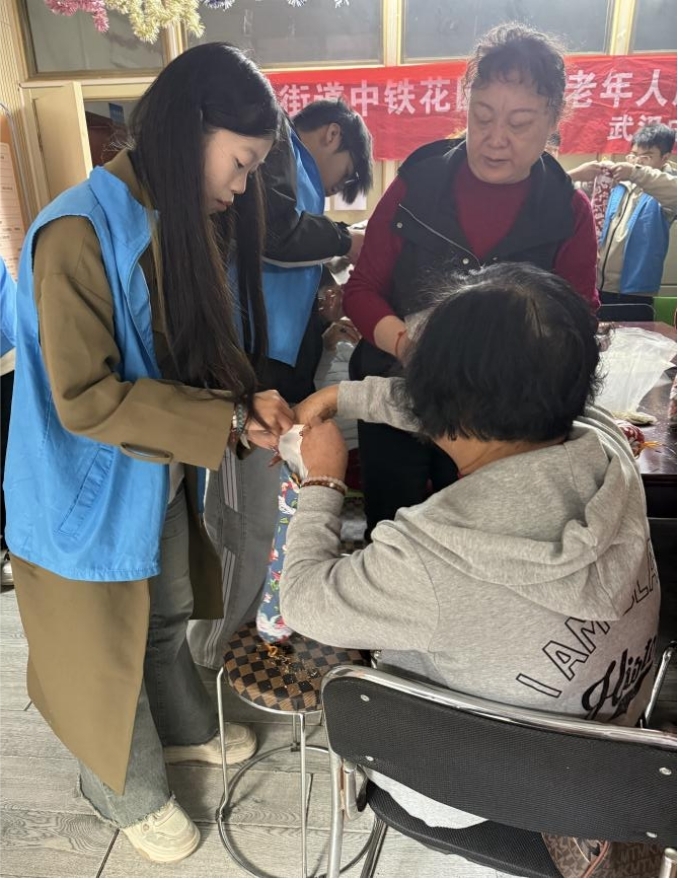 情暖重陽，枕護(hù)安康——武漢科技職業(yè)學(xué)院志愿者與長者共制艾草腰枕，樂享健康陽光