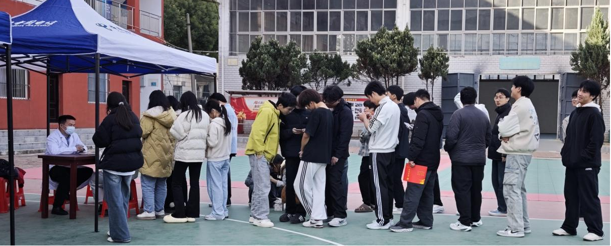 醫校協同，暖心護航 ——武漢科技職業學院攜手武漢市中心醫院開展“公益義診進校園”活動