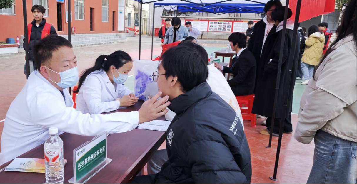 醫校協同，暖心護航 ——武漢科技職業學院攜手武漢市中心醫院開展“公益義診進校園”活動