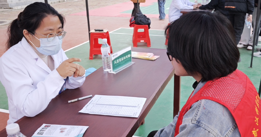 醫校協同，暖心護航 ——武漢科技職業學院攜手武漢市中心醫院開展“公益義診進校園”活動