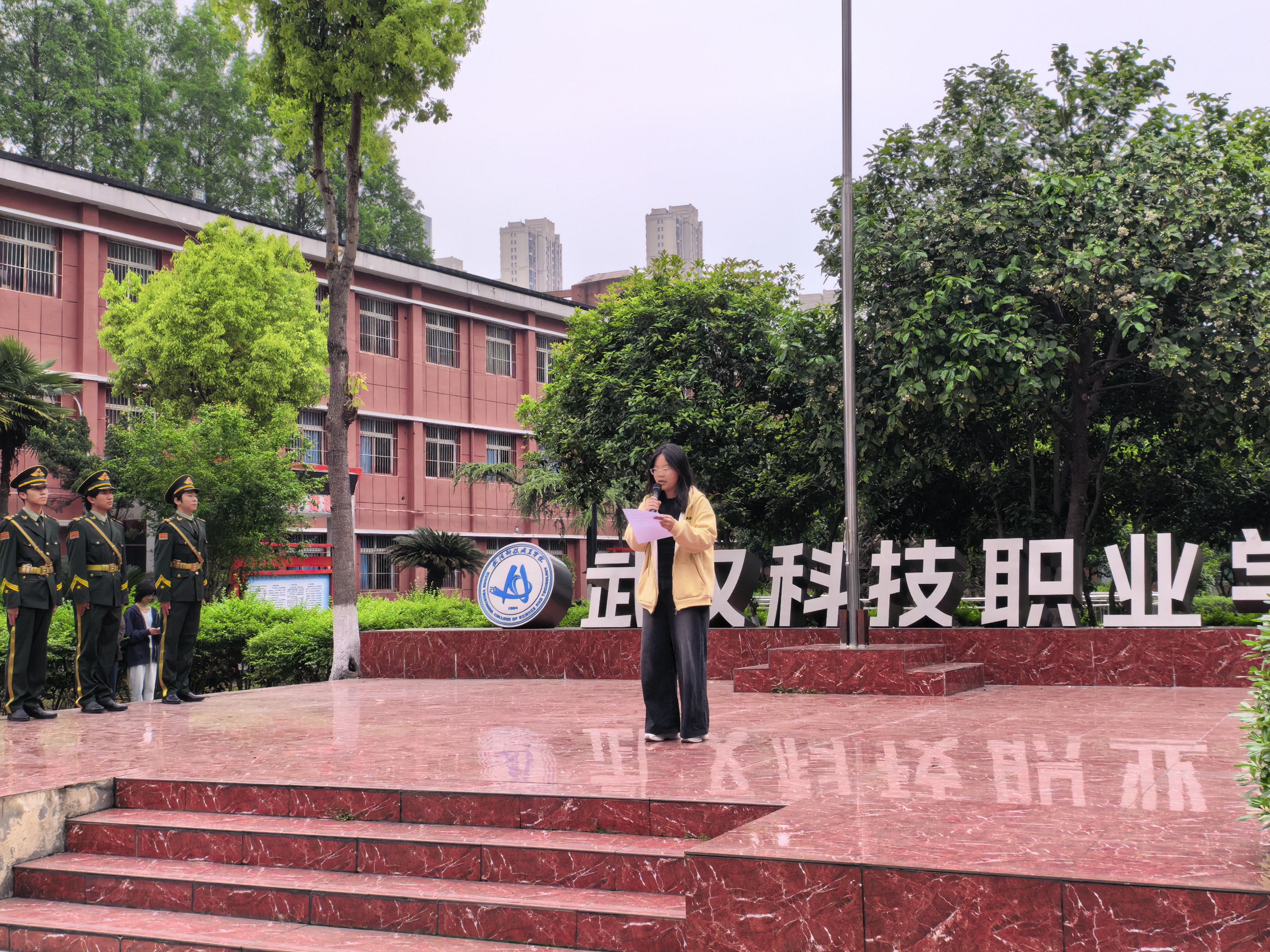 國旗下話成長 榜樣引領(lǐng)技能報國——我院舉行獲獎學(xué)子國旗下分享儀式