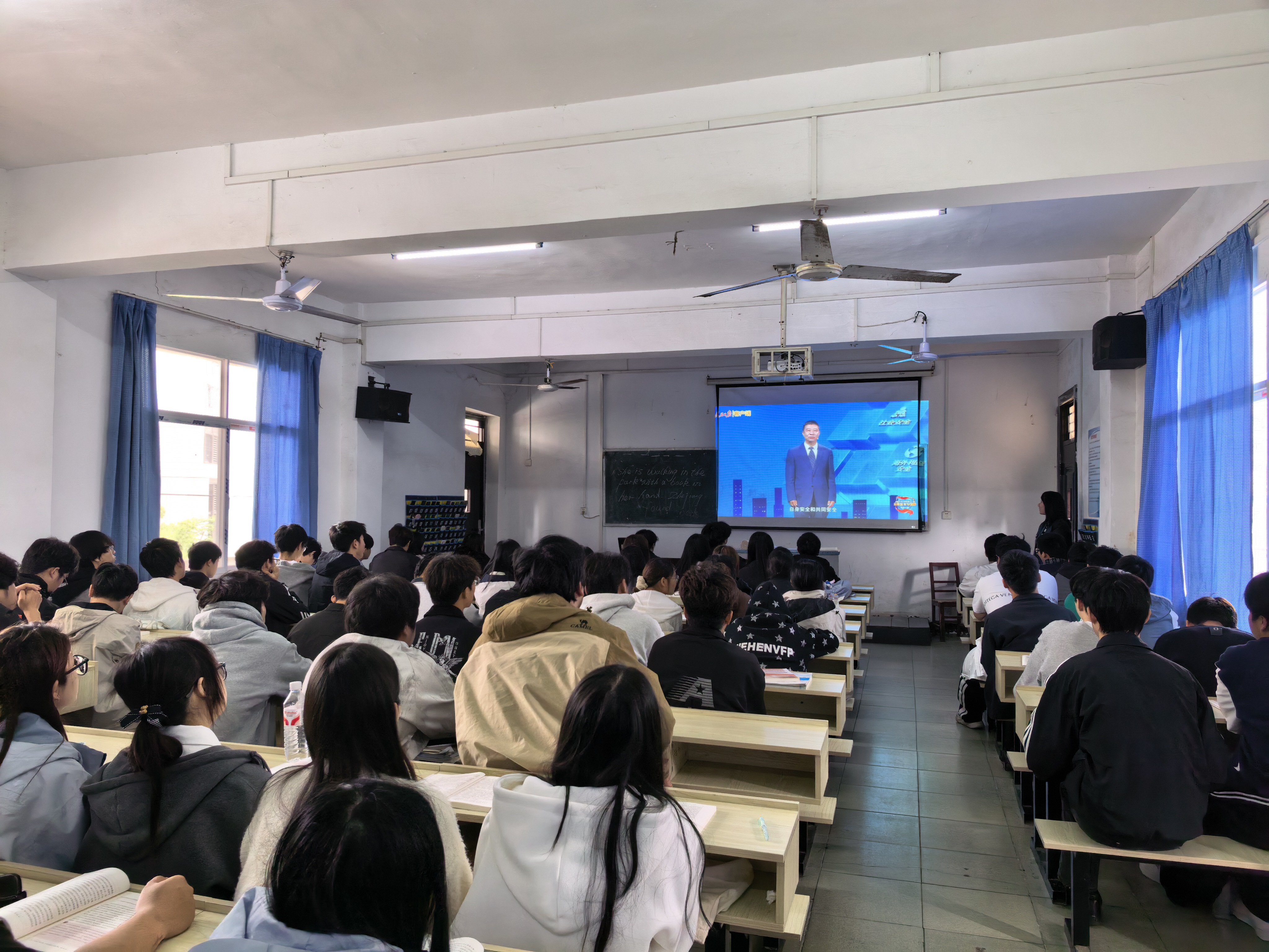 筑牢安全思想根基 勇擔時代青年使命  —— 我院組織學生同上總體國家安全觀 “思政大課”
