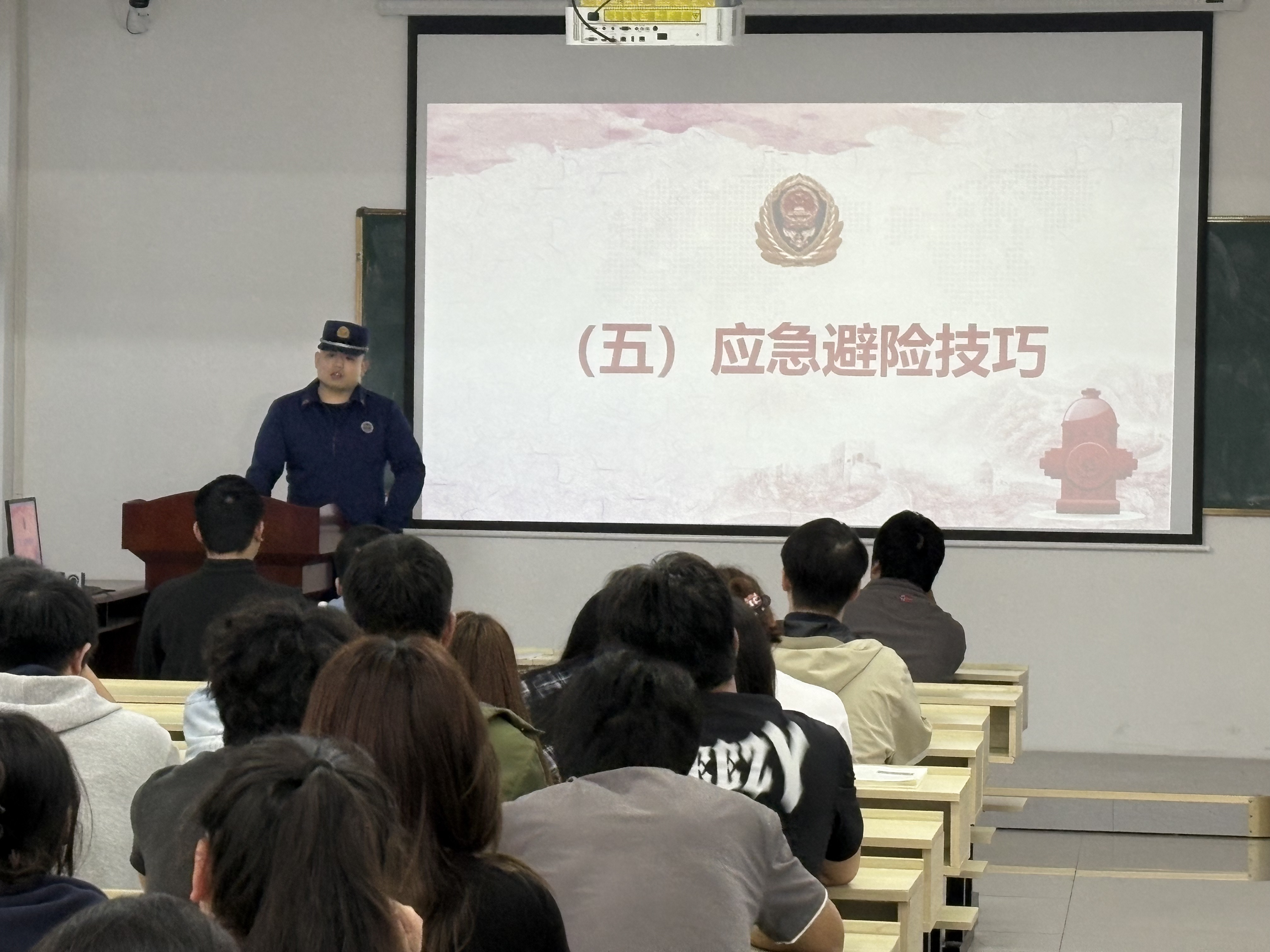 消防演練進校園，筑牢安全“防火墻”  ——我院成功舉辦消防宣傳與演練活動