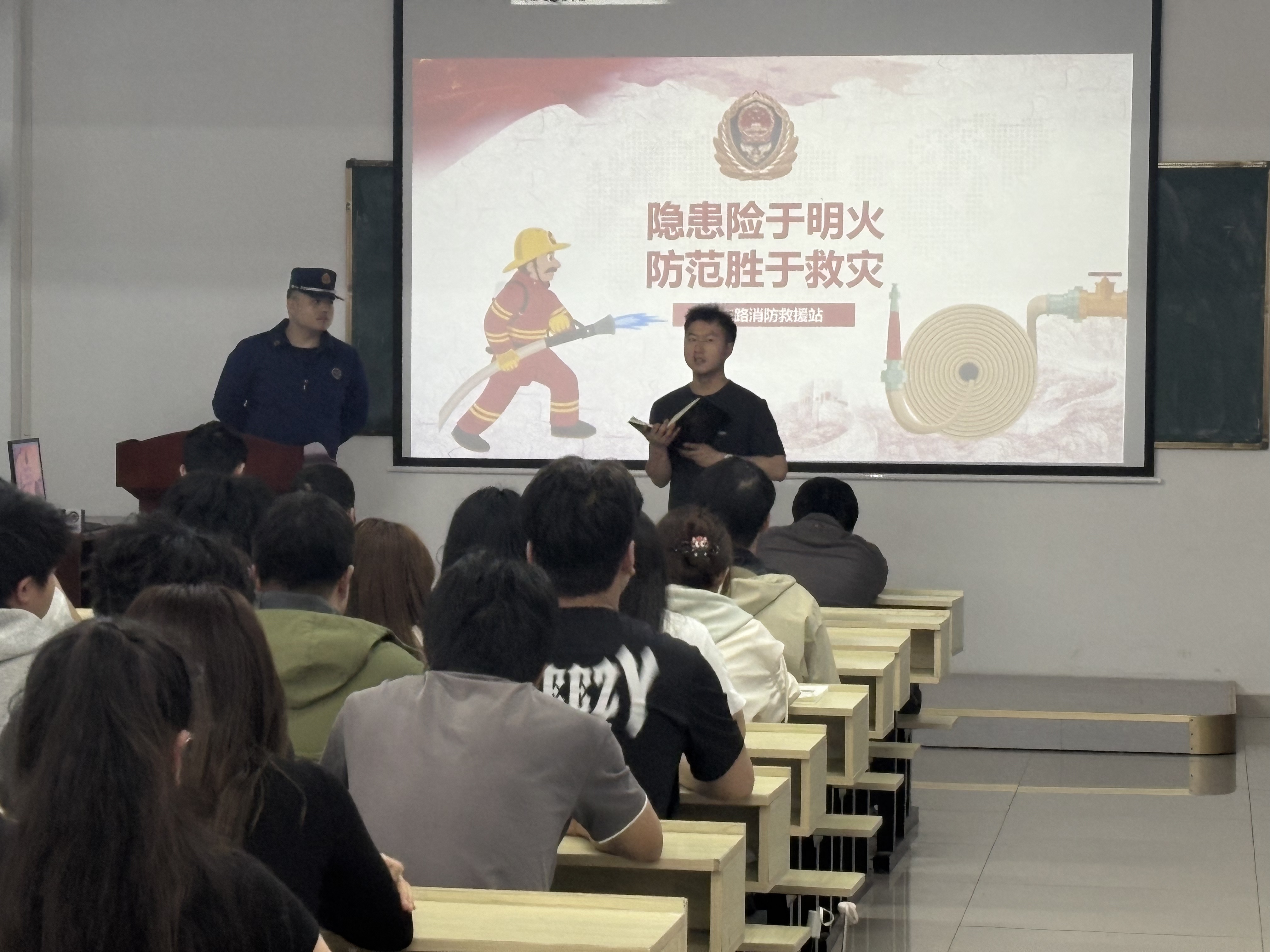 消防演練進校園，筑牢安全“防火墻”  ——我院成功舉辦消防宣傳與演練活動