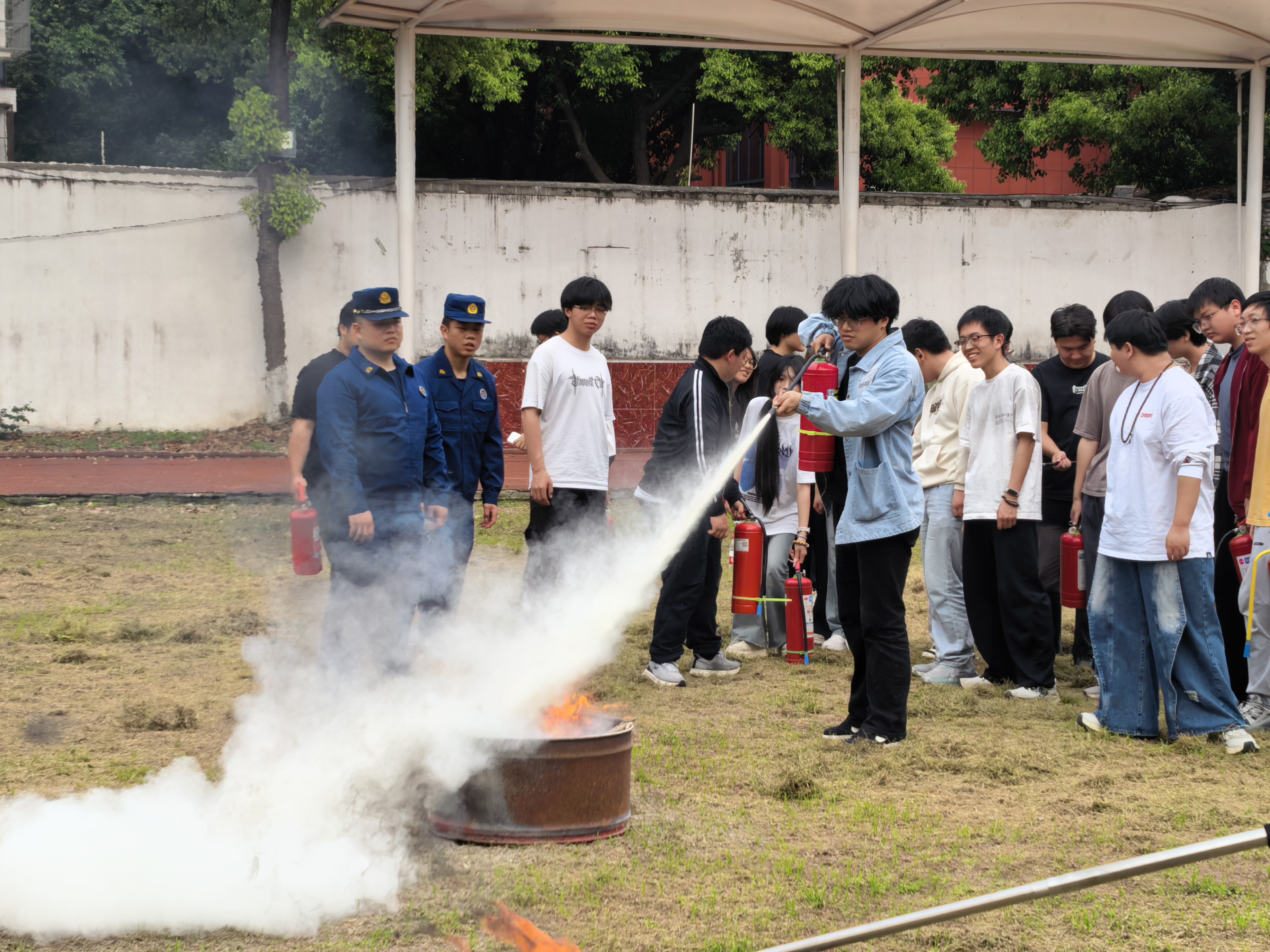 消防演練進校園，筑牢安全“防火墻”  ——我院成功舉辦消防宣傳與演練活動