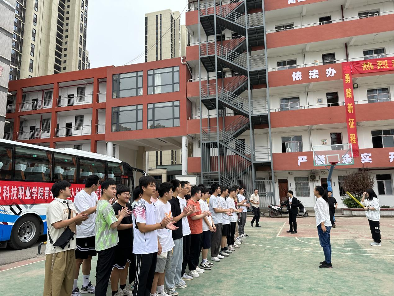 武科職學子開啟新征程：我院歡送學生赴企業實習就業！