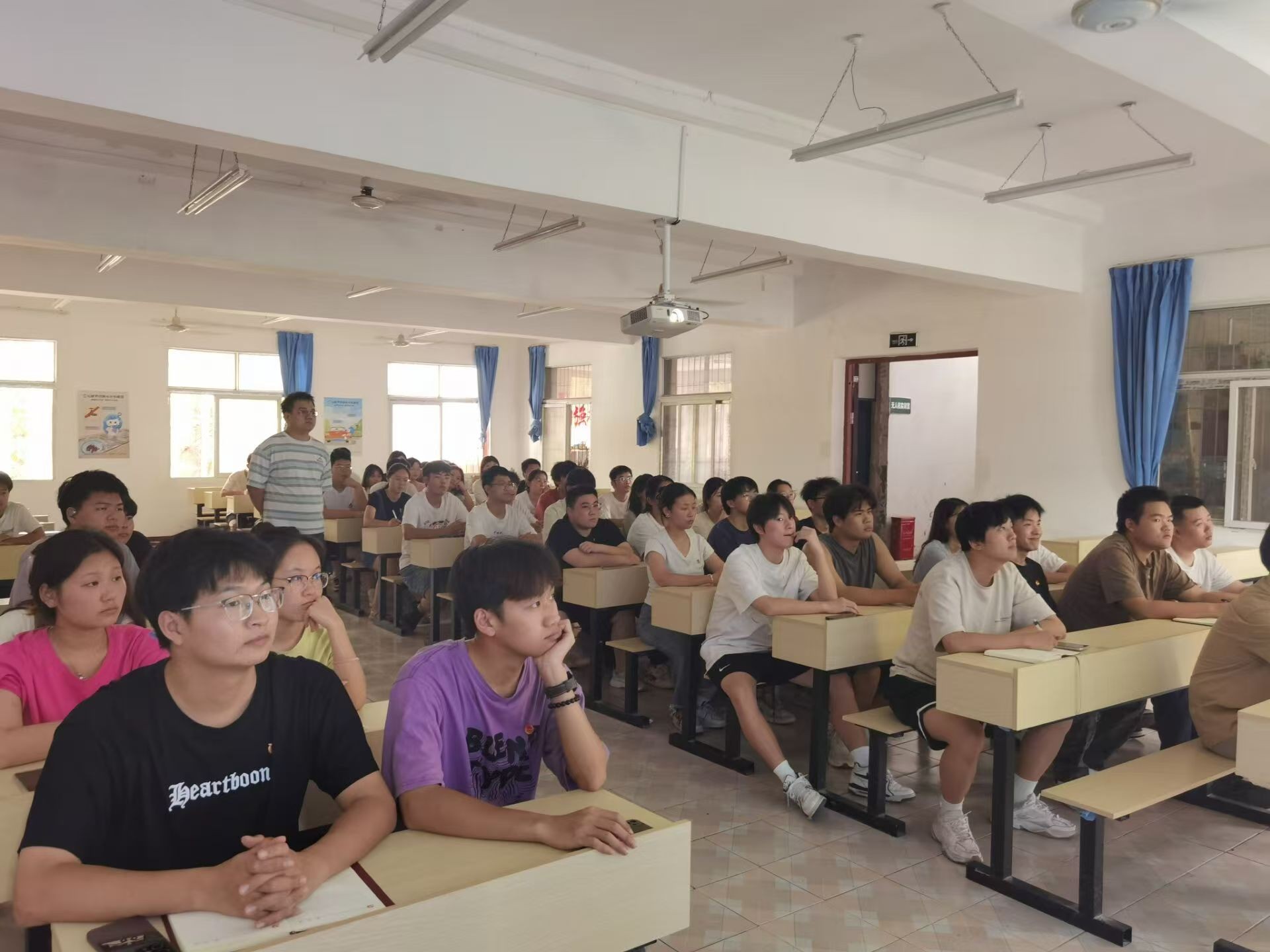 擔(dān)當(dāng)教育新使命，奮進(jìn)強(qiáng)國新征程 ——師生共看微黨課，校園觀影暖人心