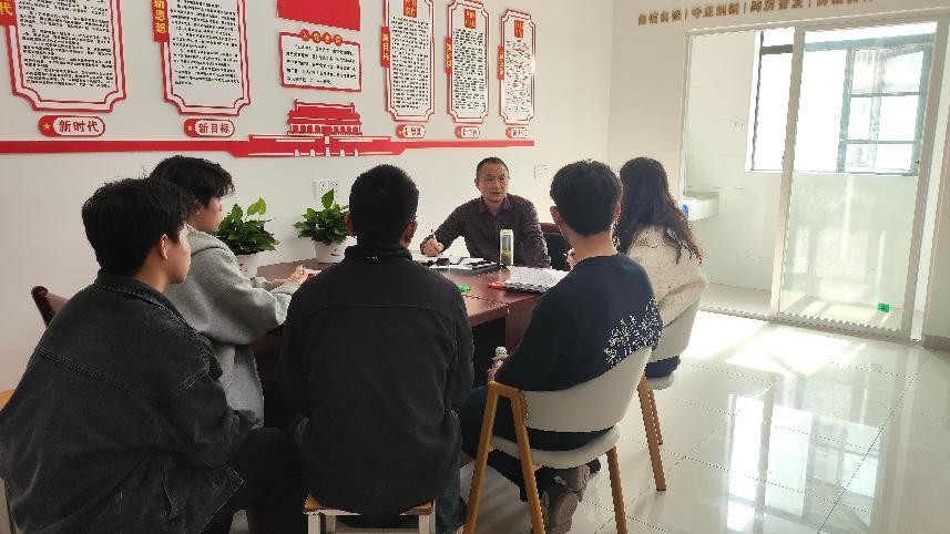 武漢科技職業學院黨委書記進學生社區 踐行中央八項規定精神