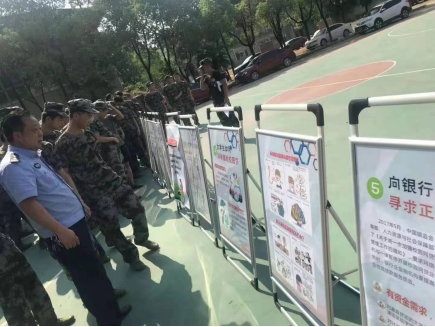 武科院開展“防范校園貸、套路貸宣傳進校園”活動 武科院開展“防范校園貸、套路貸宣傳進校園”活動