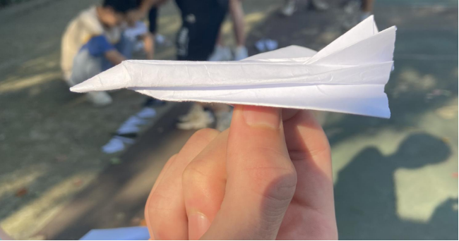 武漢科技職業(yè)學(xué)院成功舉辦了第四屆紙飛機比賽